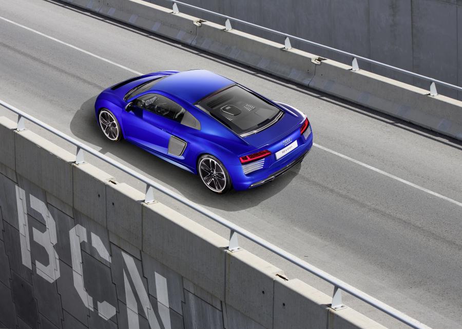  Audi R8 e-tron 2015 года  (фото 13 из 21)